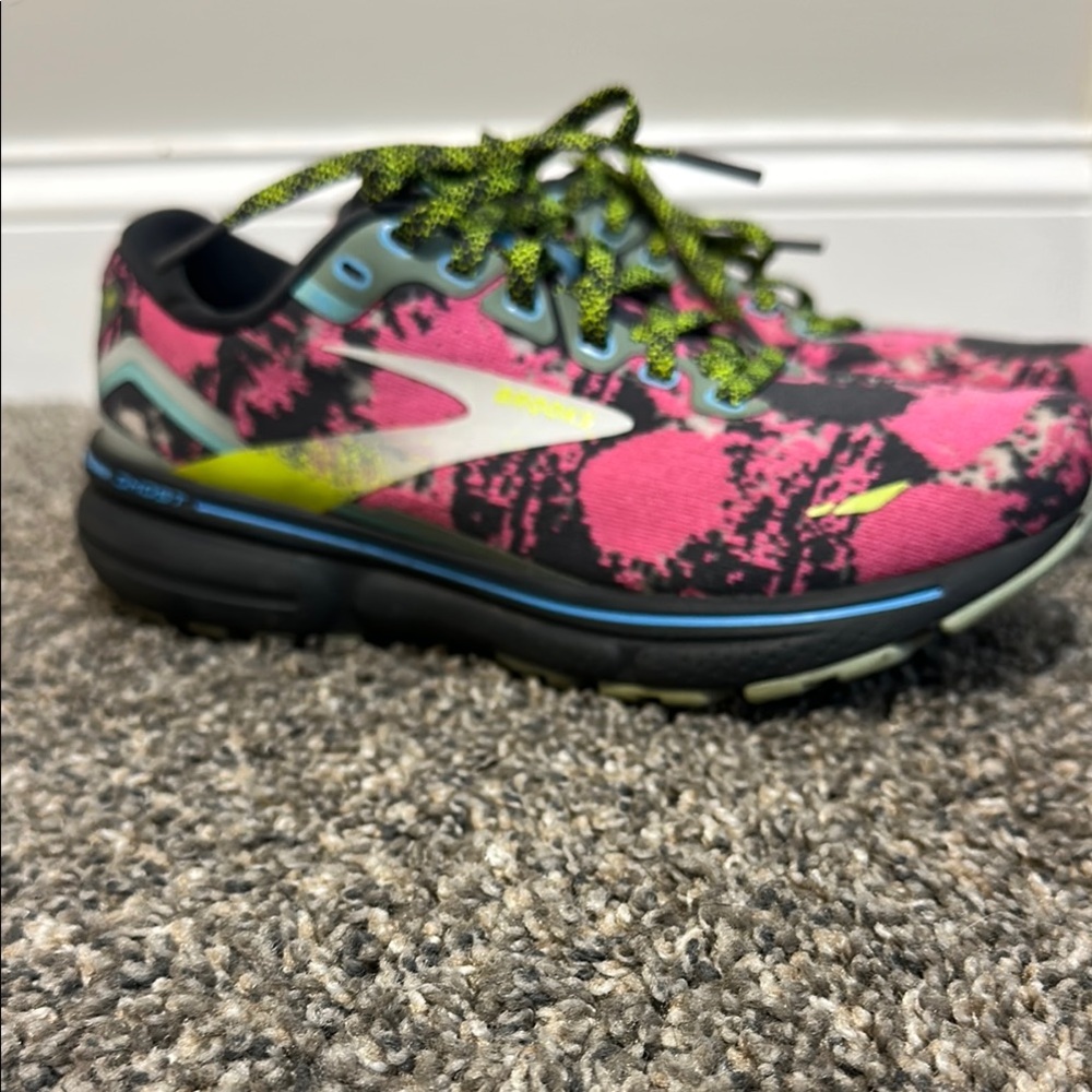 Brooks Pink Sneakers Vibrant Design